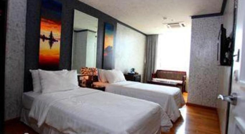 Amos Cozy Hotel Melawai Jakarta Exterior photo