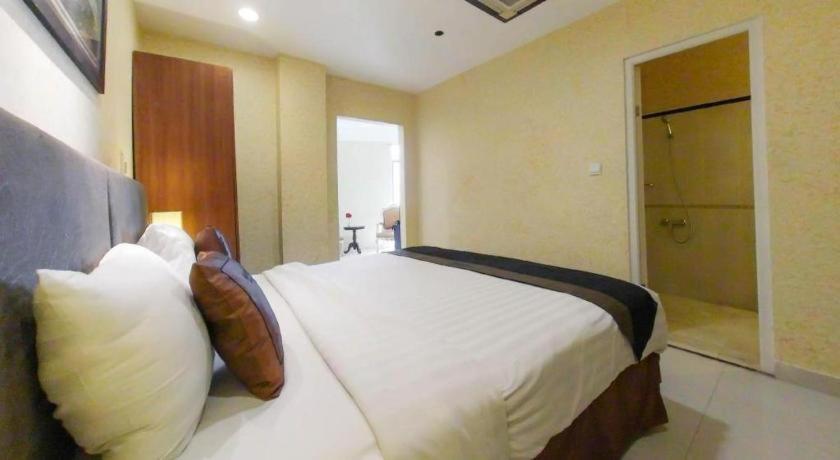 Amos Cozy Hotel Melawai Jakarta Exterior photo
