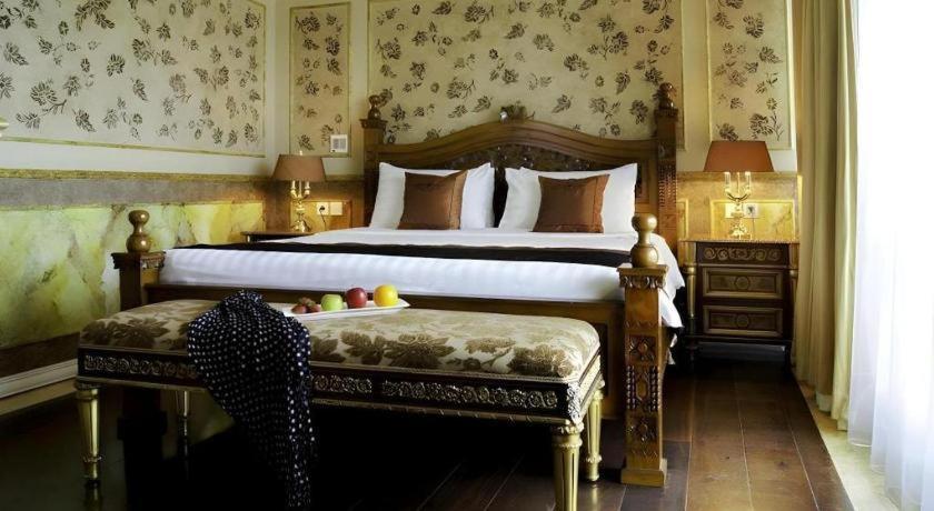 Amos Cozy Hotel Melawai Jakarta Exterior photo