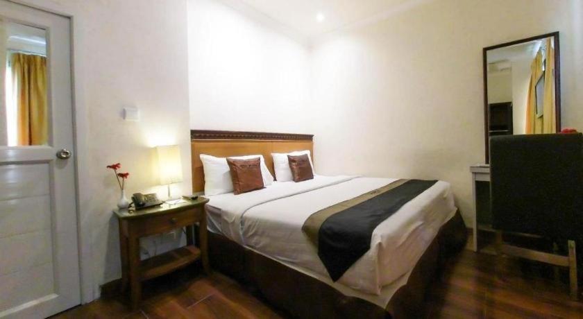 Amos Cozy Hotel Melawai Jakarta Exterior photo