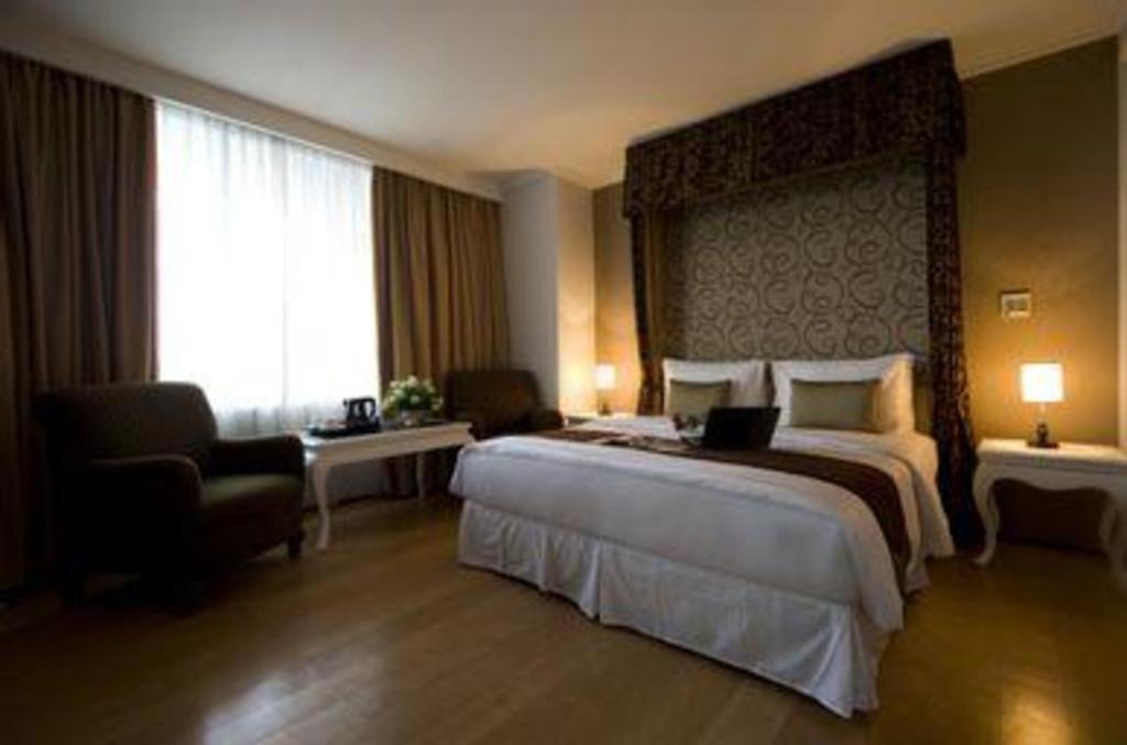 Amos Cozy Hotel Melawai Jakarta Exterior photo