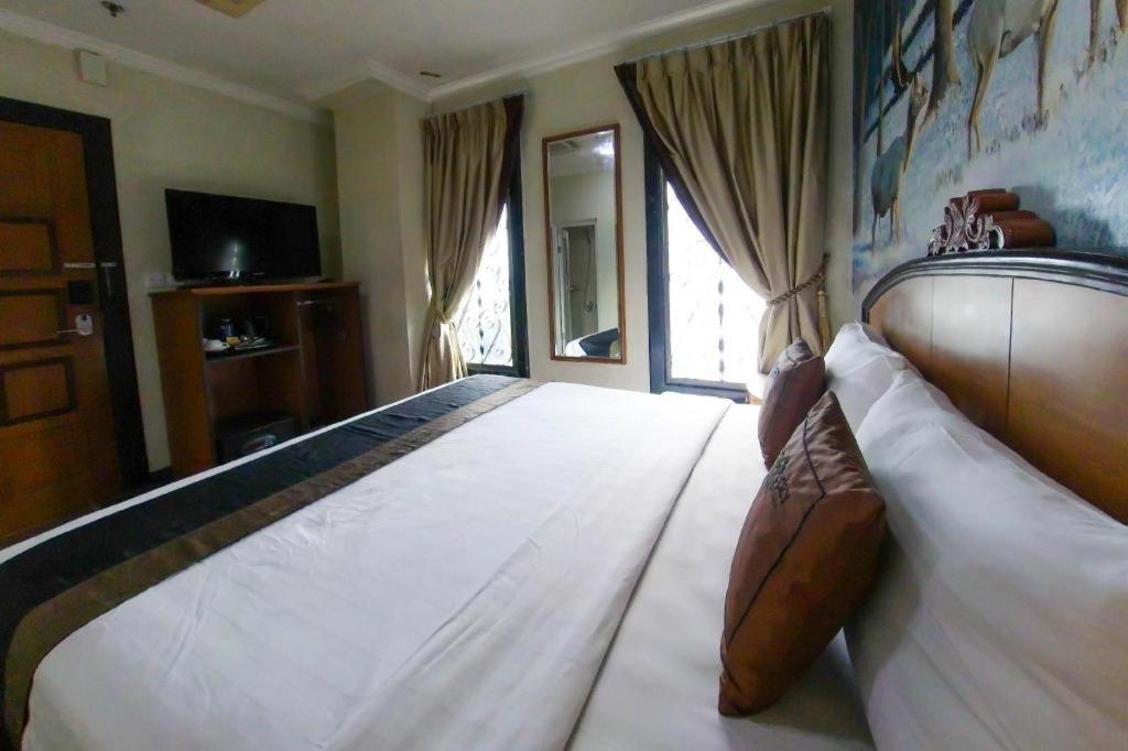 Amos Cozy Hotel Melawai Jakarta Exterior photo