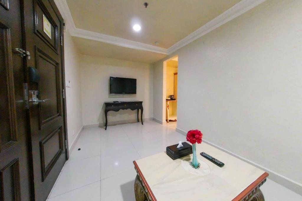 Amos Cozy Hotel Melawai Jakarta Exterior photo
