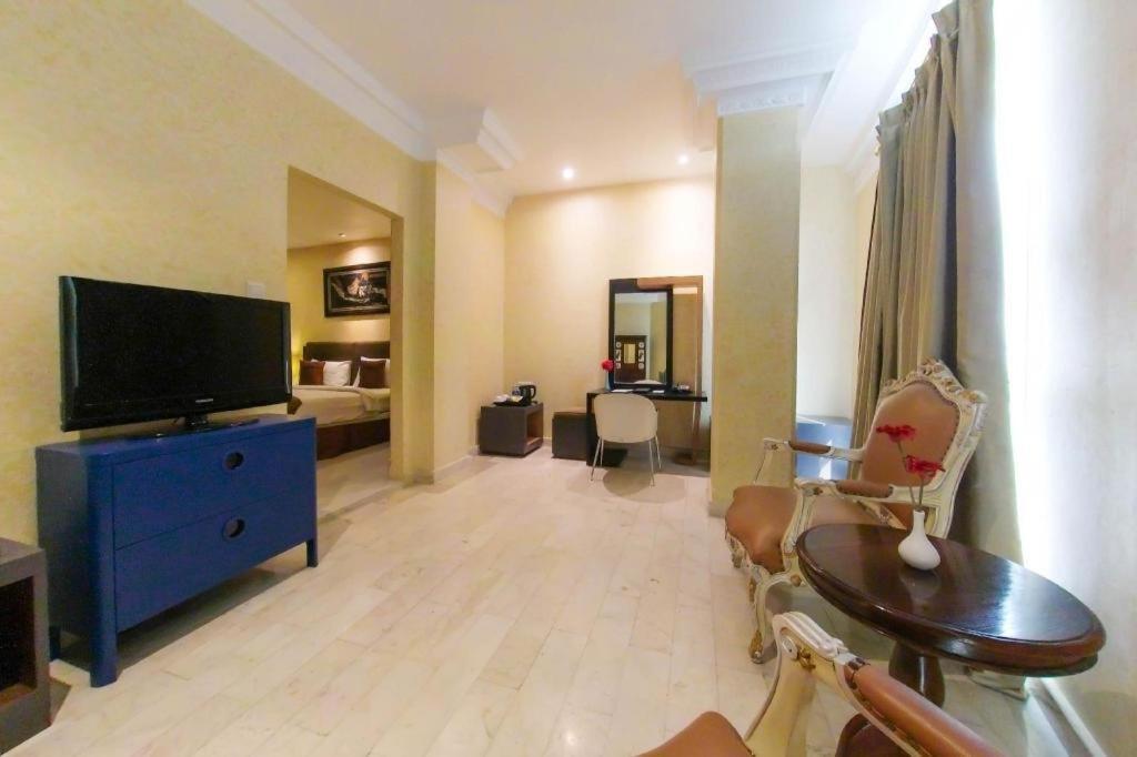 Amos Cozy Hotel Melawai Jakarta Exterior photo