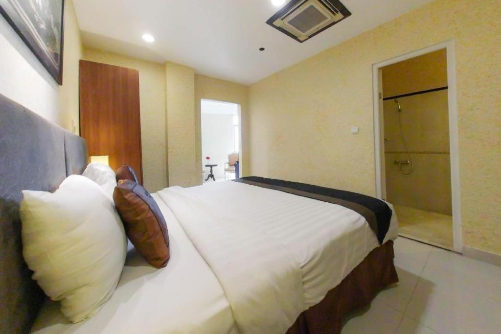 Amos Cozy Hotel Melawai Jakarta Exterior photo