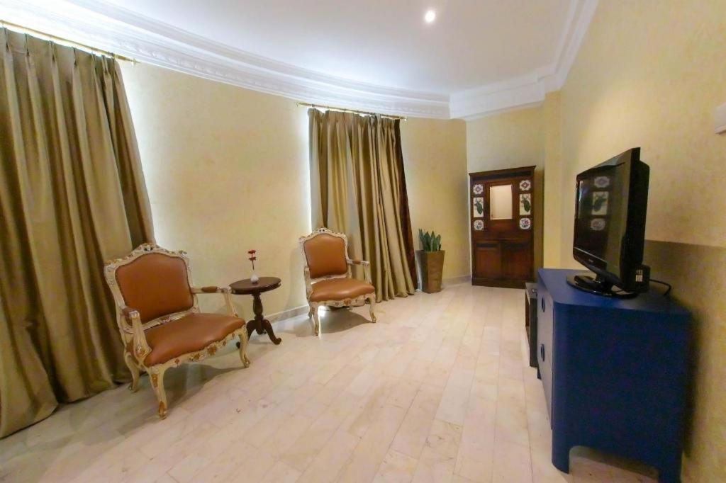 Amos Cozy Hotel Melawai Jakarta Exterior photo