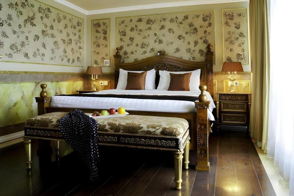 Amos Cozy Hotel Melawai Jakarta Exterior photo