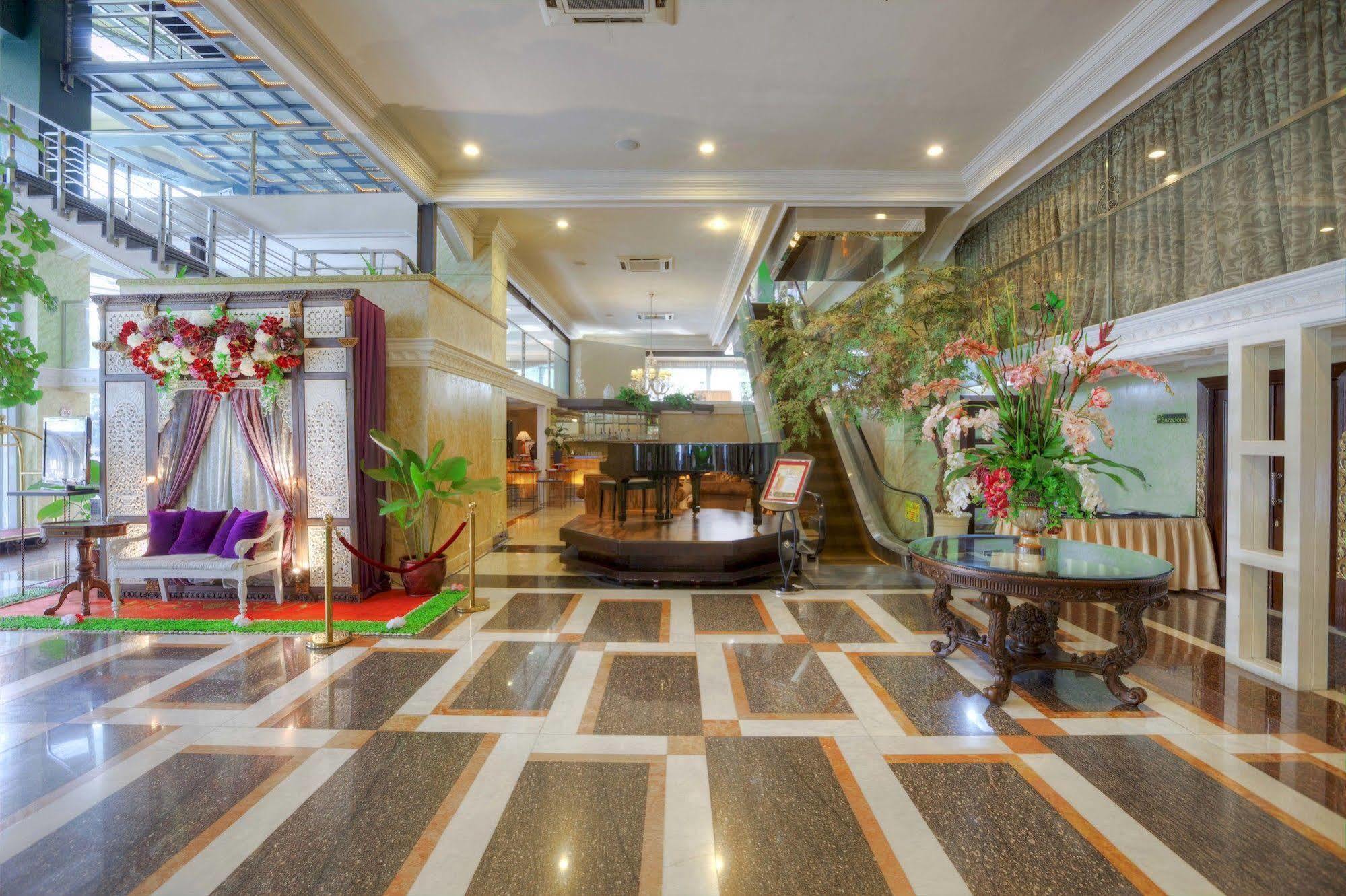 Amos Cozy Hotel Melawai Jakarta Exterior photo