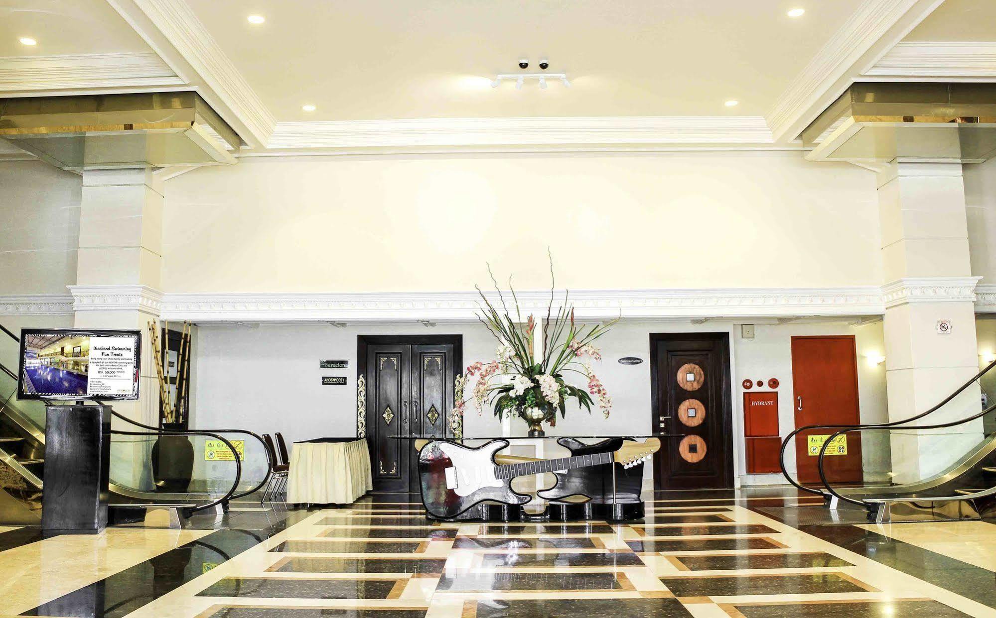 Amos Cozy Hotel Melawai Jakarta Exterior photo